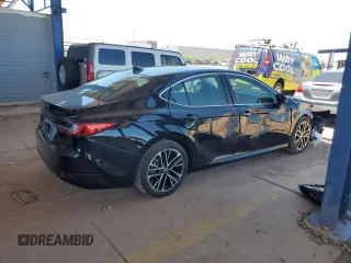 2025 Toyota Camry LE z VIN 4T1DAACK5SU592617, wystawiony jako Copart lot #56370875 z przebiegiem 1 615 mil mil oraz Szkoda całkowita • Salvage title. Historia ofert i sprzedaży dostępna na DreamBid. Obrazek 3.