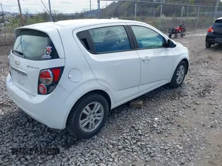 2012 Chevrolet Sonic LS z VIN 1G1JA6SH1C4162670, wystawiony jako IAAI lot #41936613 z przebiegiem 141 828 mil mil oraz . Historia ofert i sprzedaży dostępna na DreamBid. Obrazek 4.