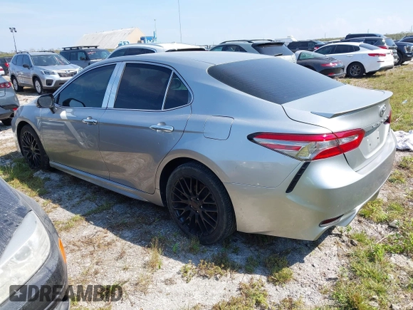 2018 Toyota Camry LE z VIN 4T1B11HK8JU155953, wystawiony jako IAAI lot #40609365 z przebiegiem 53 296 mil mil oraz . Historia ofert i sprzedaży dostępna na DreamBid. Obrazek 3.