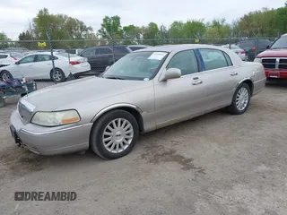 2003 Lincoln Town Car Signature z VIN 1LNHM82W03Y615785, wystawiony jako IAAI lot #42158434 z przebiegiem 121 311 mil mil oraz . Historia ofert i sprzedaży dostępna na DreamBid. Obrazek 2.
