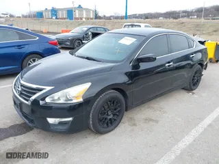 2015 Nissan Altima 2.5 with VIN 1N4AL3AP7FN324010, listed as a IAAI auction lot 41543122 with 137,178 mi miles. Bid and sale history available at carsss.com. Image 2.
