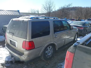 2006 Lincoln Navigator Luxury with VIN 5LMFU28586LJ04892, listed as a IAAI auction lot 41395303 with 124,248 mi miles. Bid and sale history available at carsss.com. Image 4.