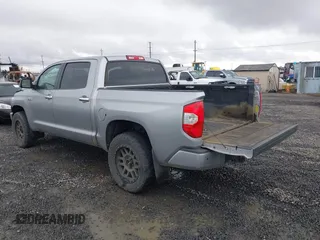 2017 Toyota Tundra Platinum z VIN 5TFAY5F12HX666144, wystawiony jako IAAI lot #41576751 z przebiegiem 131 514 mil mil oraz . Historia ofert i sprzedaży dostępna na DreamBid. Obrazek 3.