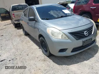 2014 Nissan Versa SV z VIN 3N1CN7AP6EL845449, wystawiony jako IAAI lot #42692612 z przebiegiem 175 795 mil mil oraz . Historia ofert i sprzedaży dostępna na DreamBid. Obrazek 1.