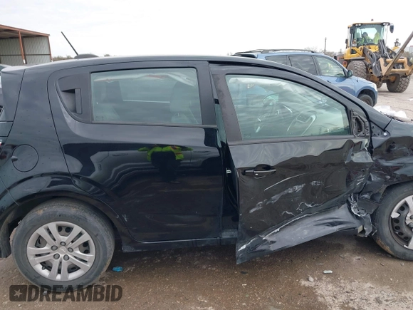 2020 Chevrolet Sonic LT z VIN 1G1JG6SB6L4139086, wystawiony jako IAAI lot #41070670 z przebiegiem 73 324 mil mil oraz . Historia ofert i sprzedaży dostępna na DreamBid. Obrazek 6.