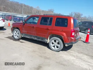 2012 Jeep Patriot Latitude z VIN 1C4NJRFB2CD690010, wystawiony jako IAAI lot #41909754 z przebiegiem 264 765 mil mil oraz . Historia ofert i sprzedaży dostępna na DreamBid. Obrazek 3.