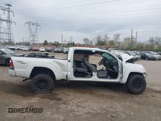 2013 Toyota Tacoma z VIN 5TFMU4FN9DX019465, wystawiony jako IAAI lot #42010194 z przebiegiem 115 812 mil mil oraz . Historia ofert i sprzedaży dostępna na DreamBid. Obrazek 13.