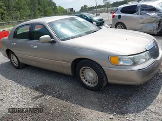 2000 Lincoln Town Car Executive z VIN 1LNHM81W7YY832226, wystawiony jako IAAI lot #42415567 z przebiegiem 123 676 mil mil oraz . Historia ofert i sprzedaży dostępna na DreamBid. Obrazek 1.