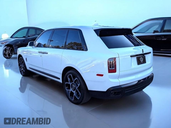 2022 Rolls-Royce Cullinan Black Badge z VIN SLATV8C02NU212XXX, wystawiony jako Copart lot #59257385 z przebiegiem 5 245 mil mil oraz Czysty tytuł • Clean title. Historia ofert i sprzedaży dostępna na DreamBid. Obrazek 3.