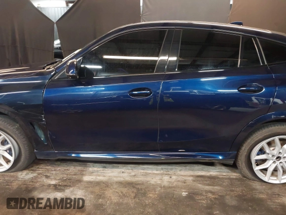 2022 BMW X6 M50i z VIN 5UXCY8C05N9J70601, wystawiony jako IAAI lot #42344397 z przebiegiem 49 085 mil mil oraz . Historia ofert i sprzedaży dostępna na DreamBid. Obrazek 14.