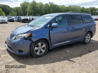 2017 Toyota Sienna LE Auto Access Seat with VIN 5TDKZ3DC5HS782583, listed as a Copart auction lot 60624395 with 171,311 mi miles and Salvage title. Bid and sale history available at DreamBid. Image 1.