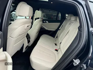 2021 BMW X6 M50i z VIN 5UXCY8C02M9D95172, wystawiony jako Copart lot #84796854 z przebiegiem 75 299 mil mil oraz Czysty tytuł • Clean title. Historia ofert i sprzedaży dostępna na DreamBid. Obrazek 5.