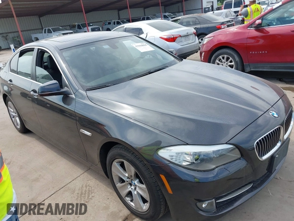 2013 BMW 5 Series 528i xDrive z VIN WBAXH5C55DD109674, wystawiony jako IAAI lot #41944084 z przebiegiem 132 074 mil mil oraz . Historia ofert i sprzedaży dostępna na DreamBid. Obrazek 1.