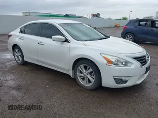 2015 Nissan Altima SV z VIN 1N4AL3AP5FC175043, wystawiony jako IAAI lot #41945330 z przebiegiem 181 037 mil mil oraz . Historia ofert i sprzedaży dostępna na DreamBid. Obrazek 1.