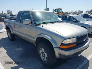 2001 Chevrolet S-10 LS with VIN 1GCCT19W118157685, listed as a IAAI auction lot 41959367 with 162,742 mi miles. Bid and sale history available at carsss.com. Image 1.