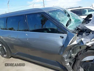 2024 Kia EV9 Wind z VIN KNDAFFS52R6023305, wystawiony jako IAAI lot #41582609 z przebiegiem 23 941 mil mil oraz . Historia ofert i sprzedaży dostępna na DreamBid. Obrazek 14.