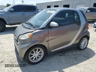 2009 Smart fortwo Pure z VIN WMEEJ31X79K268191, wystawiony jako Copart lot #61767475 z przebiegiem 221 317 mil mil oraz Czysty tytuł • Clean title. Historia ofert i sprzedaży dostępna na DreamBid. Obrazek 1.