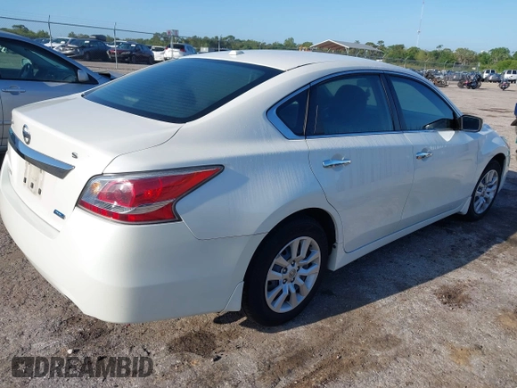 2014 Nissan Altima SV with VIN 1N4AL3AP3EC422980, listed as a IAAI auction lot 42002612 with 147,147 mi miles and . Bid and sale history available at carsss.com. Image 4.