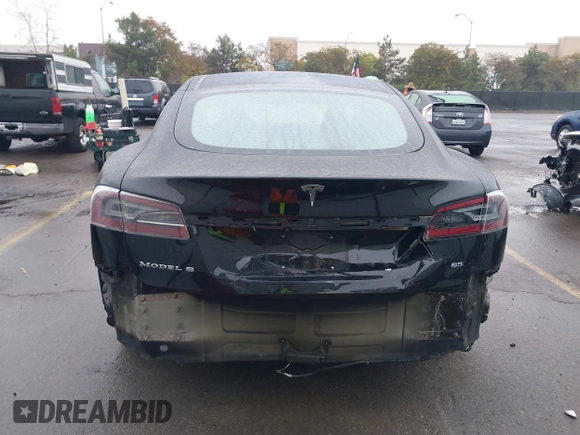 2013 Tesla Model S с VIN 5YJSA1CN0DFP20408, выставлен на аукционе IAAI как лот 41524470 с пробегом Не указан миль и . История ставок и продаж доступна на DreamBid. Изображение 17.