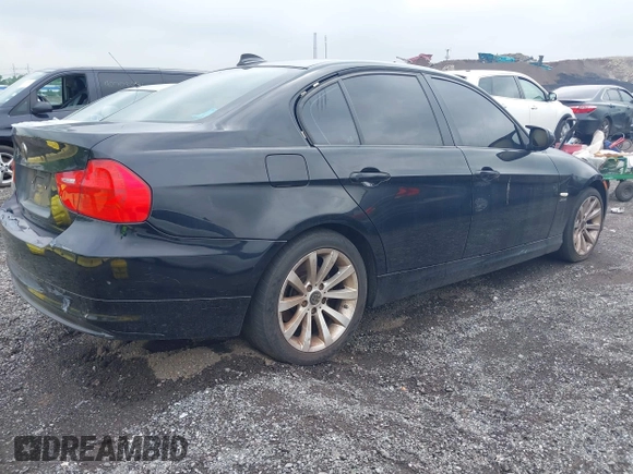2011 BMW 3 Series 328i xDrive z VIN WBAPK5C54BF121544, wystawiony jako IAAI lot #42443324 z przebiegiem 123 193 mil mil oraz . Historia ofert i sprzedaży dostępna na DreamBid. Obrazek 4.