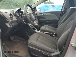 2014 Chevrolet Sonic LT z VIN 1G1JC5SH1E4243983, wystawiony jako Copart lot #59483085 z przebiegiem 106 345 mil mil oraz Szkoda całkowita • Salvage title. Historia ofert i sprzedaży dostępna na DreamBid. Obrazek 7.