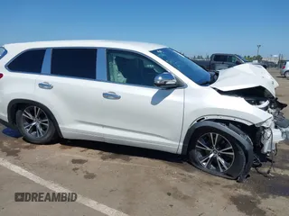 2017 Toyota Highlander LE z VIN 5TDZZRFH7HS221067, wystawiony jako IAAI lot #42168559 z przebiegiem 93 827 mil mil oraz . Historia ofert i sprzedaży dostępna na DreamBid. Obrazek 14.