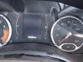 2017 Jeep Renegade Latitude z VIN ZACCJABB4HPG33377, wystawiony jako IAAI lot #41967663 z przebiegiem 141 201 mil mil oraz . Historia ofert i sprzedaży dostępna na DreamBid. Obrazek 14.
