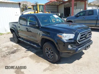 2023 Toyota Tacoma SR z VIN 3TMCZ5AN1PM654572, wystawiony jako IAAI lot #42312575 z przebiegiem 14 111 mil mil oraz . Historia ofert i sprzedaży dostępna na DreamBid. Obrazek 1.