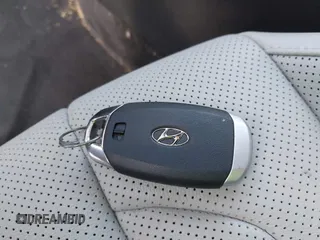 2023 Hyundai Elantra Limited z VIN KMHLN4AJ2PU074306, wystawiony jako IAAI lot #42277954 z przebiegiem 21 487 mil mil oraz . Historia ofert i sprzedaży dostępna na DreamBid. Obrazek 11.