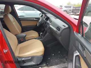 2022 Volkswagen Tiguan SE z VIN 3VV2B7AX9NM129948, wystawiony jako IAAI lot #42247719 z przebiegiem 59 501 mil mil oraz . Historia ofert i sprzedaży dostępna na DreamBid. Obrazek 5.