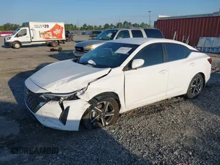 2025 Nissan Sentra SV z VIN 3N1AB8CVXSY205535, wystawiony jako IAAI lot #42012313 z przebiegiem 5460 mil mil oraz . Historia ofert i sprzedaży dostępna na DreamBid. Obrazek 2.