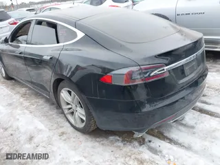 2015 Tesla Model S 85D with VIN 5YJSA1E25FF107819, listed as a IAAI auction lot 41333556 with 141,066 mi miles. Bid and sale history available at carsss.com. Image 3.