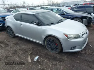 2013 Scion tC z VIN JTKJF5C79D3057996, wystawiony jako IAAI lot #41707227 z przebiegiem 173 236 mil mil oraz . Historia ofert i sprzedaży dostępna na DreamBid. Obrazek 1.