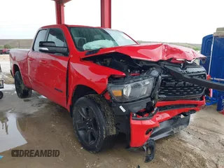 2022 Ram 1500 Big Horn z VIN 1C6RRFBG7NN220702, wystawiony jako IAAI lot #42244874 z przebiegiem 39 799 mil mil oraz . Historia ofert i sprzedaży dostępna na DreamBid. Obrazek 1.