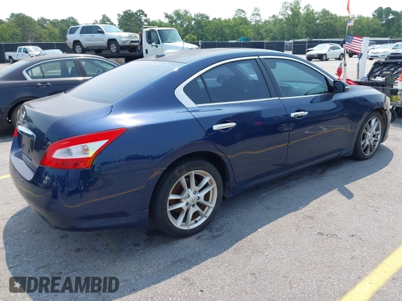 2011 Nissan Maxima SV z VIN 1N4AA5AP7BC843677, wystawiony jako IAAI lot #42407646 z przebiegiem 131 640 mil mil oraz . Historia ofert i sprzedaży dostępna na DreamBid. Obrazek 4.