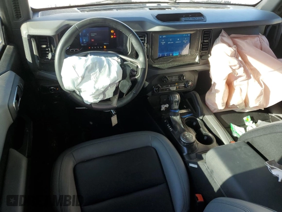2023 Ford Bronco z VIN 1FMEE5BP7PLC16799, wystawiony jako Copart lot #57847955 z przebiegiem 11 980 mil mil oraz Czysty tytuł • Clean title. Historia ofert i sprzedaży dostępna na DreamBid. Obrazek 8.
