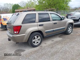 2005 Jeep Grand Cherokee Laredo with VIN 1J4GR48K35C510327, listed as a IAAI auction lot 42026081 with 260,377 mi miles. Bid and sale history available at carsss.com. Image 4.