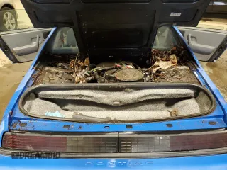 1987 Pontiac Fiero z VIN 1G2PF11R6HP237261, wystawiony jako Copart lot #85061534 z przebiegiem Nie podano mil oraz Czysty tytuł • Clean title. Historia ofert i sprzedaży dostępna na DreamBid. Obrazek 11.