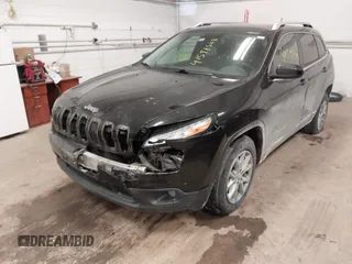 2014 Jeep Cherokee Latitude z VIN 1C4PJMCS0EW321380, wystawiony jako IAAI lot #41597508 z przebiegiem 173 991 mil mil oraz . Historia ofert i sprzedaży dostępna na DreamBid. Obrazek 6.