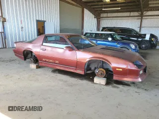 1989 Chevrolet Camaro z VIN 1G1FP21F7KL137015, wystawiony jako Copart lot #46108305 z przebiegiem 78 714 mil mil oraz Szkoda całkowita • Salvage title. Historia ofert i sprzedaży dostępna na DreamBid. Obrazek 4.