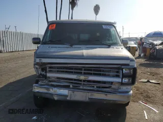 1990 Chevrolet Chevy Van z VIN 1GBEG25K0L7167885, wystawiony jako Copart lot #72575264 z przebiegiem 231 827 mil mil oraz Szkoda całkowita • Salvage title. Historia ofert i sprzedaży dostępna na DreamBid. Obrazek 5.