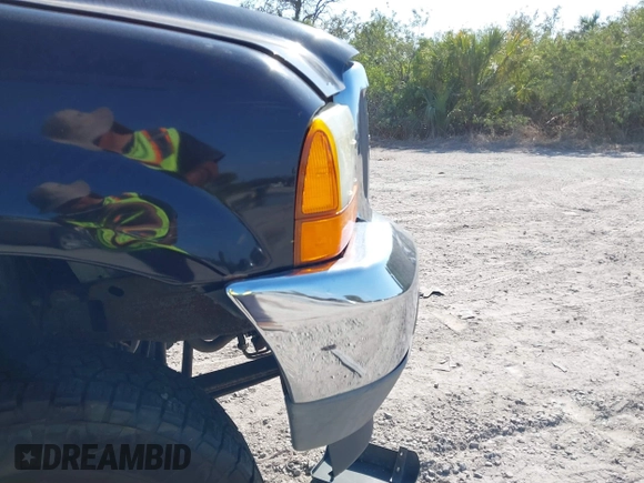 2001 Ford Super Duty F-250 XL with VIN 1FTNW21F71EB25519, listed as a IAAI auction lot 41501368 with 277,130 mi miles. Bid and sale history available at carsss.com. Image 14.