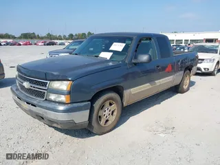 2006 Chevrolet Silverado 1500 LT1 with VIN 1GCEC19V36Z115777, listed as a IAAI auction lot 40671763 with 355,636 mi miles. Bid and sale history available at carsss.com. Image 2.