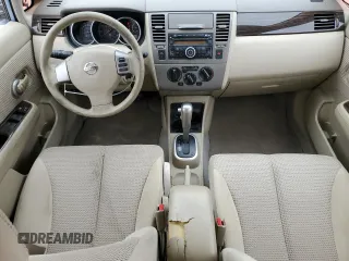 2010 Nissan Versa S z VIN 3N1BC1CPXAL356655, wystawiony jako Copart lot #47998165 z przebiegiem 109 853 mil mil oraz Szkoda całkowita • Salvage title. Historia ofert i sprzedaży dostępna na DreamBid. Obrazek 8.