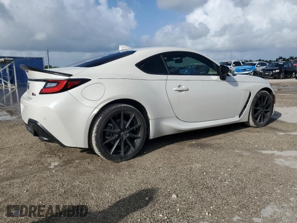 2023 Toyota 86 Premium z VIN JF1ZNBF13P8764107, wystawiony jako Copart lot #60854725 z przebiegiem 4 990 mil mil oraz Czysty tytuł • Clean title. Historia ofert i sprzedaży dostępna na DreamBid. Obrazek 3.
