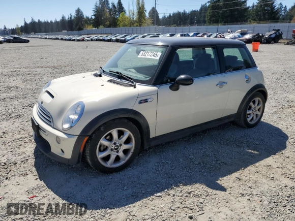 2006 MINI Hardtop S z VIN WMWRE33526TJ48561, wystawiony jako Copart lot #53217245 z przebiegiem 154 128 mil mil oraz Czysty tytuł • Clean title. Historia ofert i sprzedaży dostępna na DreamBid. Obrazek 1.