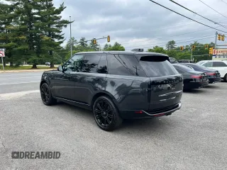 2023 Land Rover Range Rover SE z VIN SALKP9E72PA021055, wystawiony jako Copart lot #60476175 z przebiegiem 57 833 mil mil oraz Czysty tytuł • Clean title. Historia ofert i sprzedaży dostępna na DreamBid. Obrazek 4.
