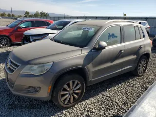 2011 Volkswagen Tiguan SE z VIN WVGBV7AX4BW533530, wystawiony jako Copart lot #56450865 z przebiegiem 220 652 mil mil oraz Szkoda całkowita • Salvage title. Historia ofert i sprzedaży dostępna na DreamBid. Obrazek 1.