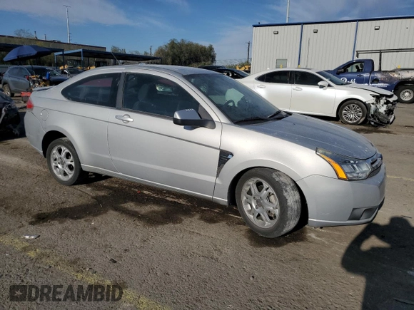 2008 Ford Focus SE z VIN 1FAHP33N38W217516, wystawiony jako Copart lot #54433985 z przebiegiem 139 503 mil mil oraz Szkoda całkowita • Salvage title. Historia ofert i sprzedaży dostępna na DreamBid. Obrazek 4.