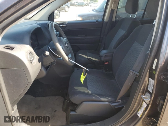 2016 Jeep Compass Sport SE z VIN 1C4NJDBB1GD779260, wystawiony jako Copart lot #56040065 z przebiegiem Nie podano mil oraz Czysty tytuł • Clean title. Historia ofert i sprzedaży dostępna na DreamBid. Obrazek 7.